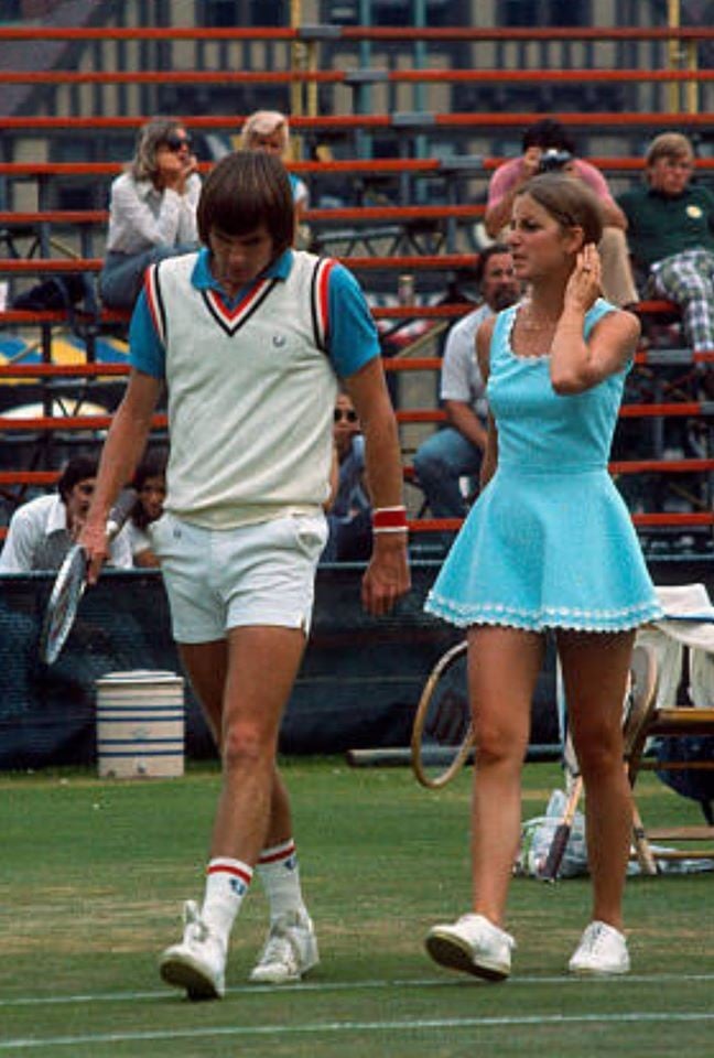 How to style your cool retro tennis shirt? Get these simple tips for an awesome vintage sports look!